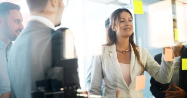 Ofisteki projede işbirliği yapan bir grup iş adamı