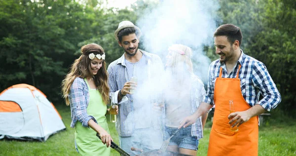 Vrienden Kamperen Barbecueën Natuur — Stockfoto
