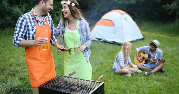 Vrienden Kamperen Barbecueën Natuur — Stockfoto