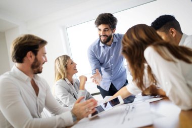 İş ortakları toplantıda belgeleri ve fikirleri tartışıyor. Takım çalışması, işbirliği konsepti.
