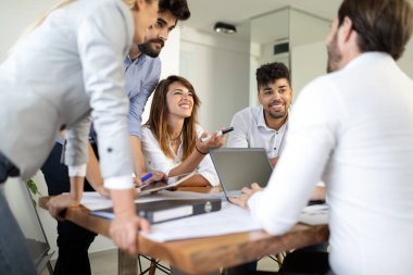 İş ortakları toplantıda belgeleri ve fikirleri tartışıyor. Takım çalışması, işbirliği konsepti.
