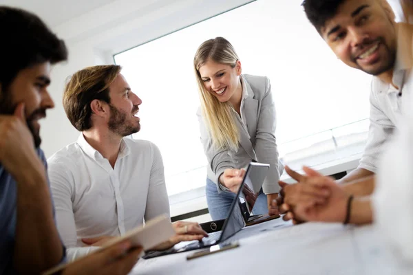 Affärspartners Diskuterar Dokument Och Idéer Vid Mötet Teamwork Samarbetskoncept — Stockfoto