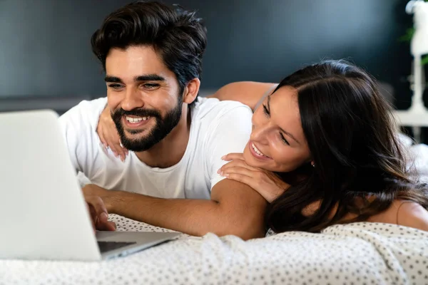 Romantico Giovane Coppia Felice Innamorata Rilassarsi Casa Divertendosi Guardando Film — Foto Stock