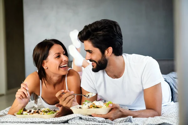 Colazione Sana Letto Giovane Bella Coppia Amore Seduto Letto Fare — Foto Stock