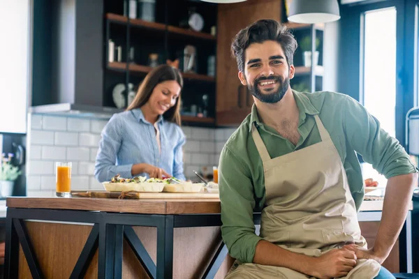 Glückliches Junges Paar Kocht Hause Gemeinsam Der Küche — Stockfoto