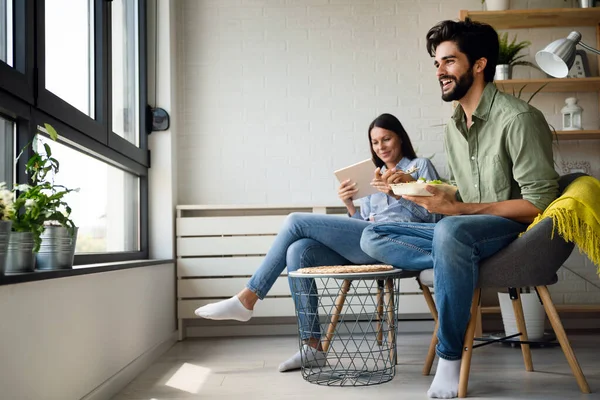 Casal Relaxante Conjunto Com Computador Tablet Divertindo — Fotografia de Stock