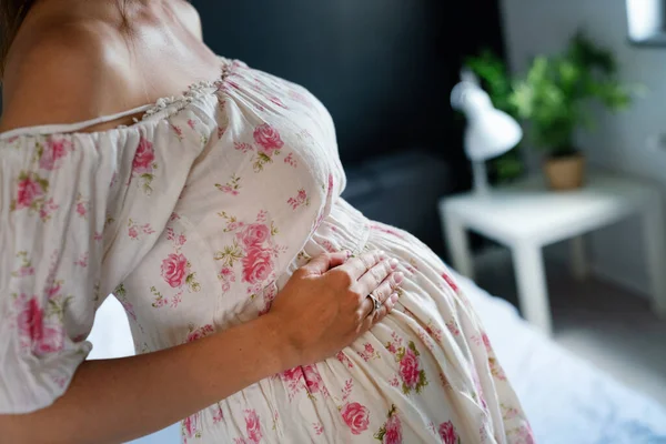 Feliz Bela Mulher Grávida Com Barriga Grande Relaxar Casa — Fotografia de Stock