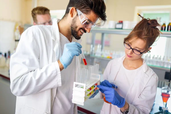 Groupe Jeunes Étudiants Travaillant Laboratoire — Photo