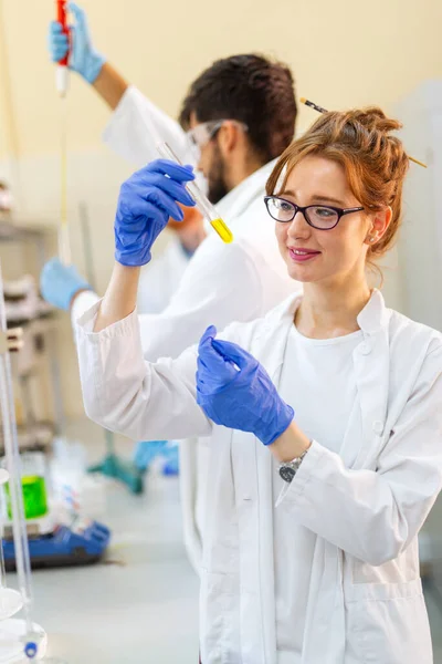Seriöse Kliniker Untersuchen Chemische Elemente Labor Forschungsvirus Konzept — Stockfoto