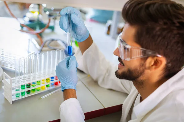 Junger Student Der Naturwissenschaften Der Labor Arbeitet Forschungsmenschen Konzept — Stockfoto