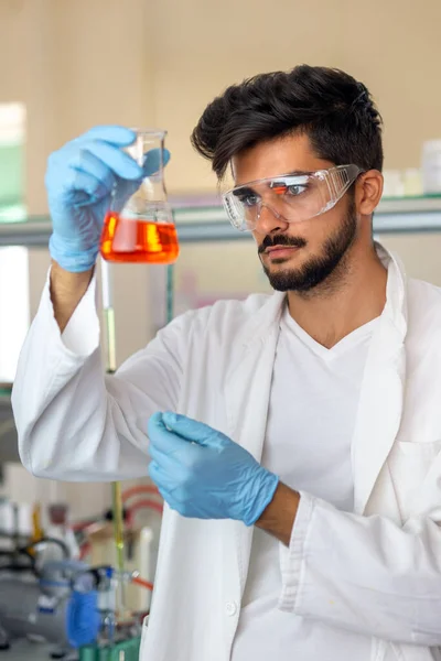 Forscher Untersuchen Reaktion Reagenzglas Labor — Stockfoto