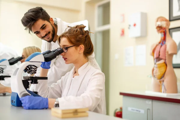 Grupo Jovens Estudantes Cientistas Que Trabalham Laboratório — Fotografia de Stock