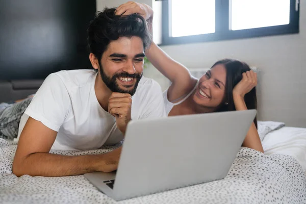 Coppia Felice Con Laptop Letto Leggendo Notizie Sorridendo — Foto Stock