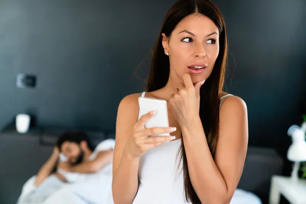 Een Vrouw Die Privé Telefoneert Terwijl Haar Man Bed Slaapt — Stockfoto