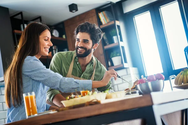 Portret Van Gelukkig Jong Stel Koken Samen Keuken Thuis — Stockfoto