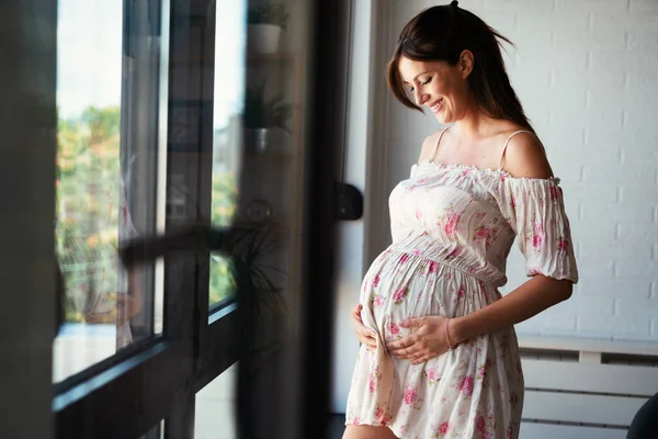 Gelukkig Mooie Zwangere Vrouw Met Grote Buik Ontspannen Thuis — Stockfoto