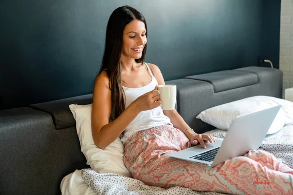 Счастливая Молодая Женщина Работает Веб Серфинг Ноутбуком Дома Человек Технологии — стоковое фото