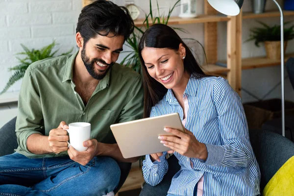 Dijital tablet kullanan çekici evli bir çiftin portresi. Teknoloji, insanlar konsepti