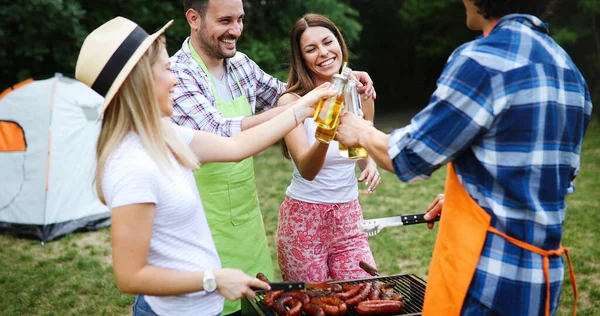 Vrienden Hebben Plezier Natuur Doen Barbecue — Stockfoto