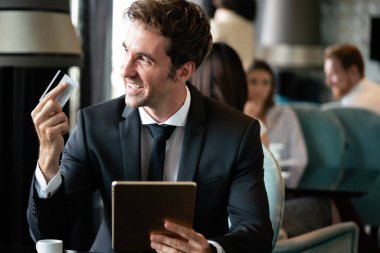 Tablet tutan başarılı iş adamının portresi. Teknoloji, online alışveriş, iş konsepti
