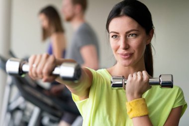 Spor salonundaki çekici, formda genç kadın imajı.