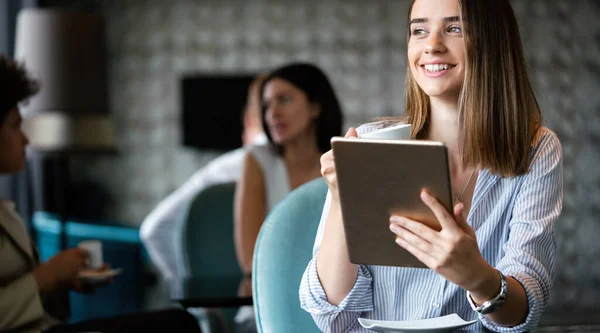 Atractiva Joven Empresaria Usando Una Tableta Digital Mientras Está Sentada — Foto de Stock