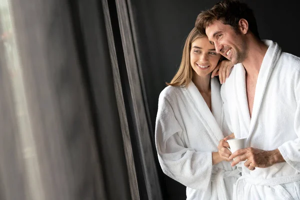 Glückliches Paar Genießt Wellness Wochenende Und Ruhige Momente Zusammen — Stockfoto