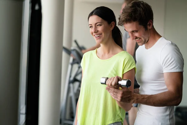 Spor Salonunda Halterle Egzersiz Yapan Güzel Bir Kadın — Stok fotoğraf