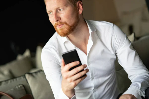 Portrét Pohledného Mladého Podnikatele Telefonu Kanceláři — Stock fotografie