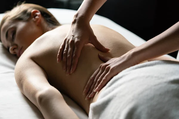 Jovem Mulher Fazendo Massagem Salão Spa — Fotografia de Stock