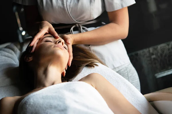 Atrakcyjna Młoda Kobieta Salonie Spa Masaż — Zdjęcie stockowe