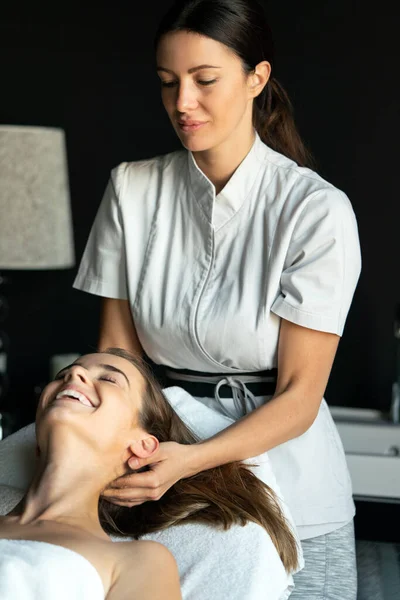 Mulher Relaxante Fazendo Massagem Terapêutica Salão Spa — Fotografia de Stock