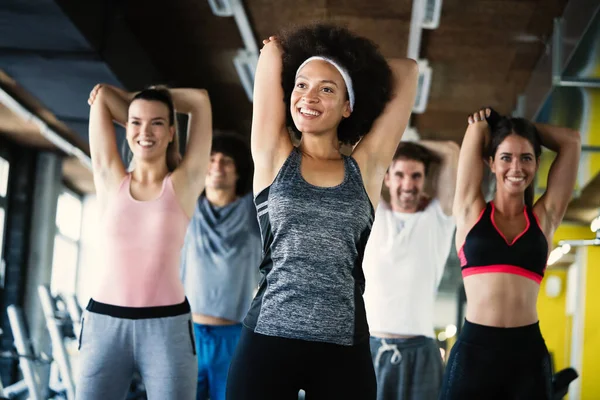 Gruppe Fröhlich Fitter Menschen Fitnessstudio Beim Training — Stockfoto