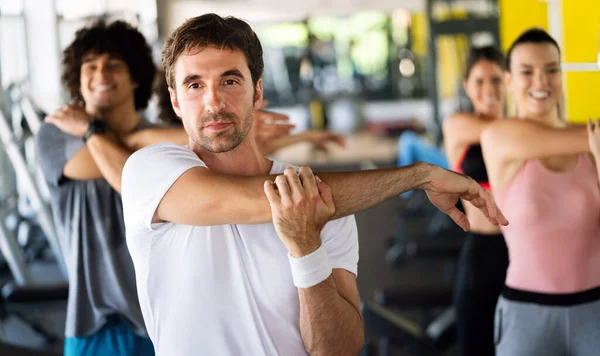 Schön Fitte Menschen Die Gemeinsam Fitnessstudio Trainieren — Stockfoto