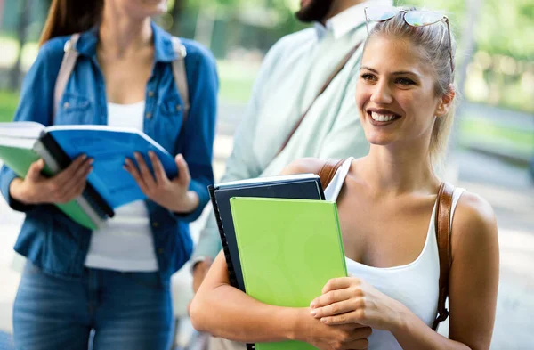 Bir grup üniversite öğrencisi birlikte okuyorlar ve dışarıda eğleniyorlar.