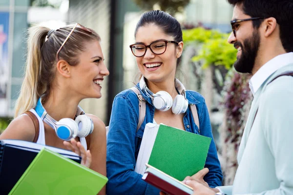 Bildung Campus Freundschaft Und Menschen Konzept Gruppe Glücklicher Schüler Mit — Stockfoto