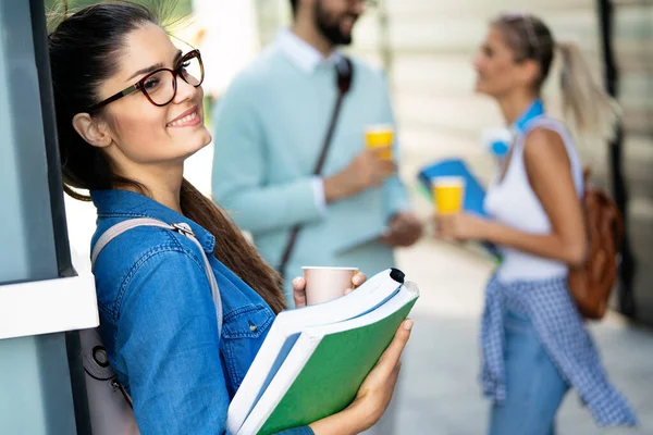 Glada Universitetsstudenter Vänner Som Studerar Med Böcker Vid Universitetet — Stockfoto