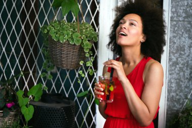 Sağlıklı içecekler, diyet, detoks ve insanlar konsepti. Güzel afro kadına yaklaş.