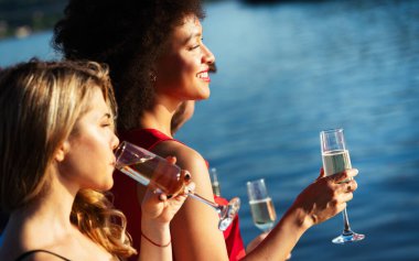 Çeşitli Etnik Dostluk Partisi Eğlence ve Mutluluk Konsepti