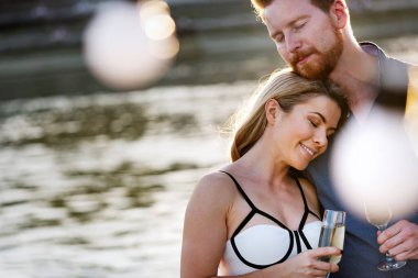 Romantik çiftler partide dans edip içiyorlar.