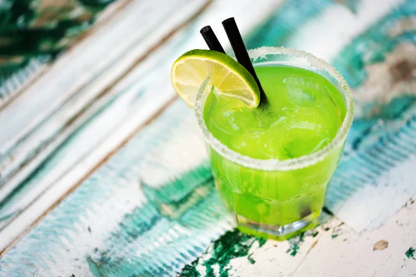 新鲜的绿石灰莫吉托鸡尾酒或柠檬水加薄荷 — 图库照片