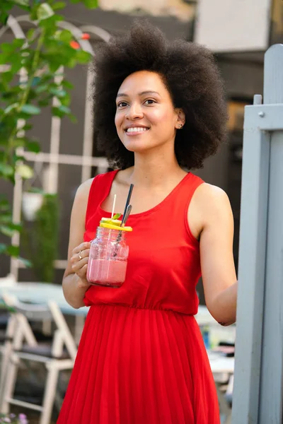 Porträt Einer Schwarzen Frau Modell Der Mode Trägt Kleid Mit — Stockfoto