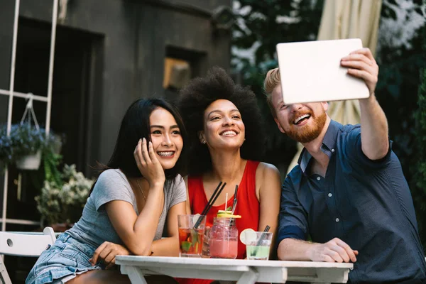 Diverso Grupo Amigos Felices Divirtiéndose Hablando Sonriendo Cafetería Aire Libre — Foto de Stock