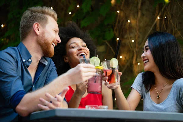 Divers Groupes Amis Heureux Amuser Parler Sourire Dans Café Plein — Photo