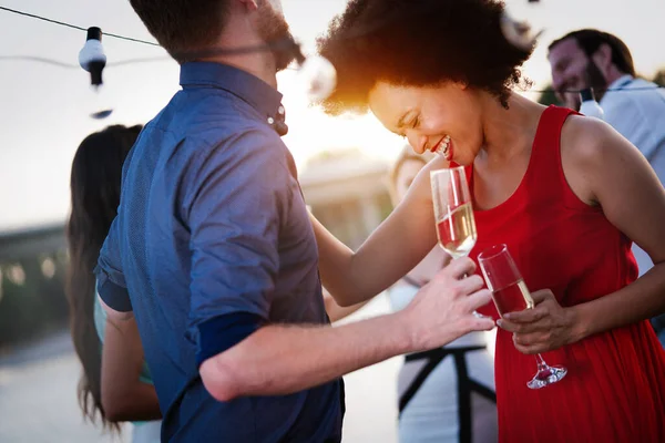 Gruppo Amici Bere Champagne Festeggiare Nuovo Anno — Foto Stock