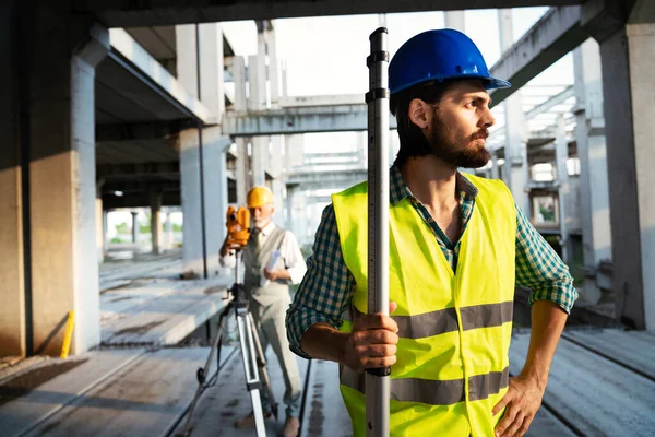 Team Arkitekter Och Ingenjörer Grupp Byggarbetsplatsen Kontrollera Dokument Och Arbetsflöde — Stockfoto