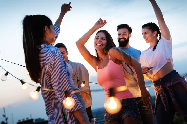 Avoir Grand Temps Avec Jeunes Amis Amuser Fête Sur Toit — Photo