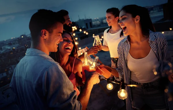 Avere Grande Momento Con Giovani Amici Divertirsi Alla Festa Sul — Foto Stock