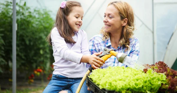 Gadis Kecil Bersenang Senang Kebun Menanam Berkebun Membantu Ibunya Happy — Stok Foto