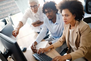 Bir grup başarılı iş adamı ofiste çalışıyor.